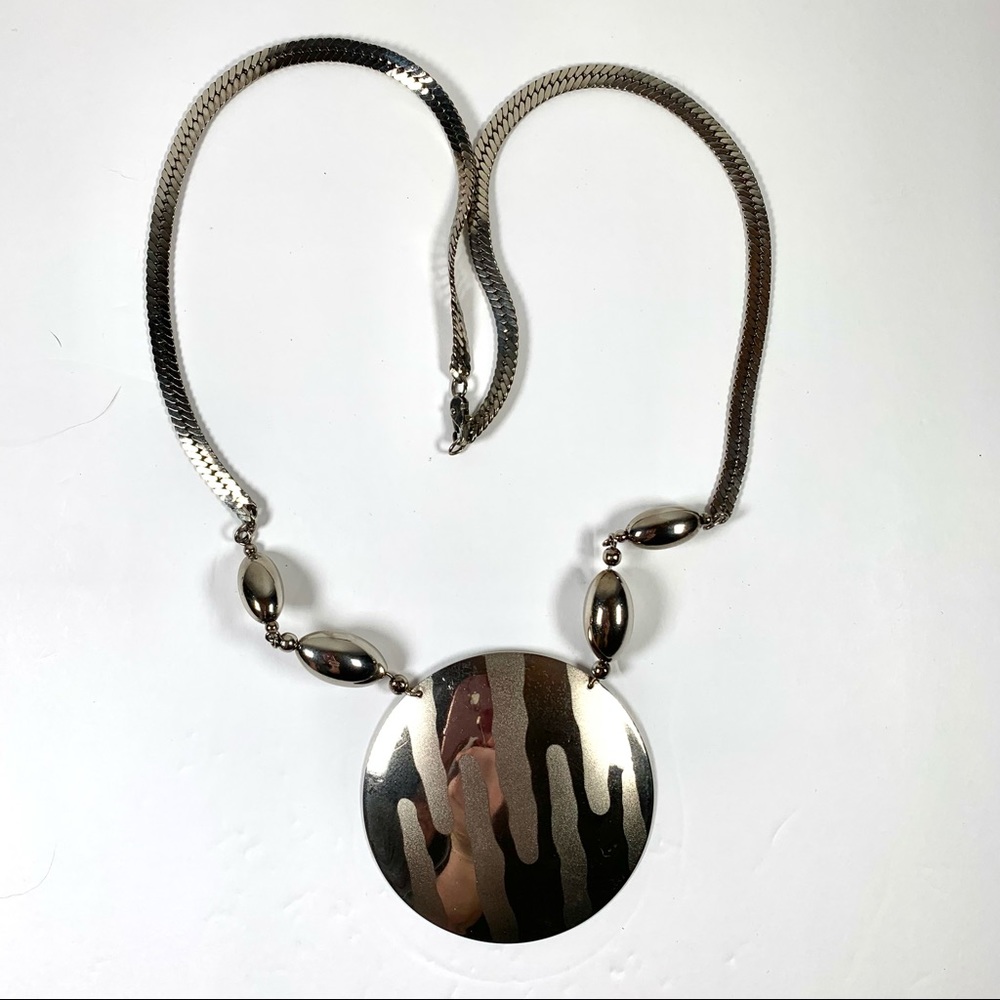Silver serpentine chain necklace with round pendant
